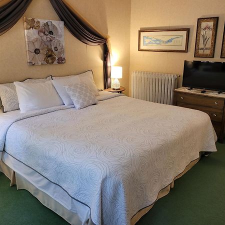 Ruby Manor Bed & Breakfast Gananoque Exterior photo
