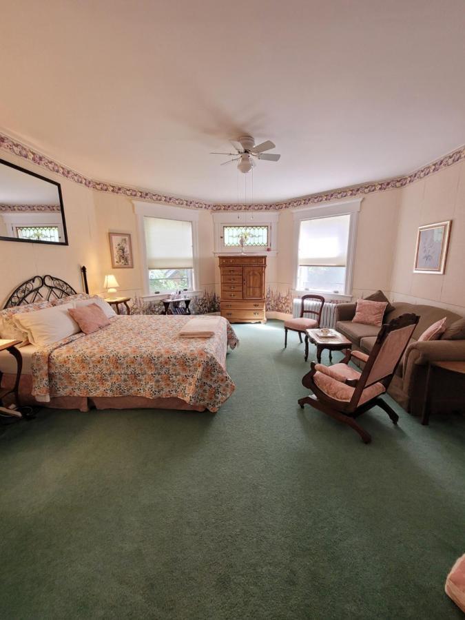 Ruby Manor Bed & Breakfast Gananoque Exterior photo