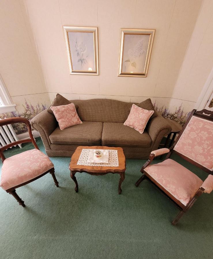 Ruby Manor Bed & Breakfast Gananoque Exterior photo
